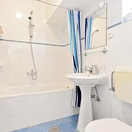 12667a Apartment *